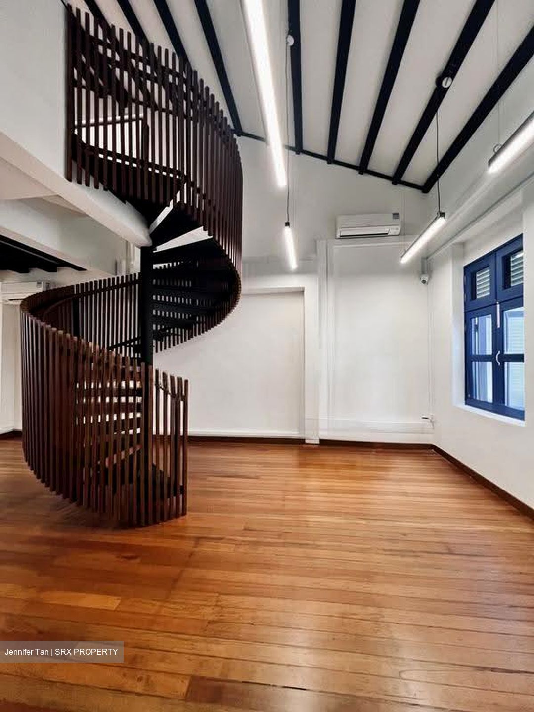 Club Street (D1), Office #615707751